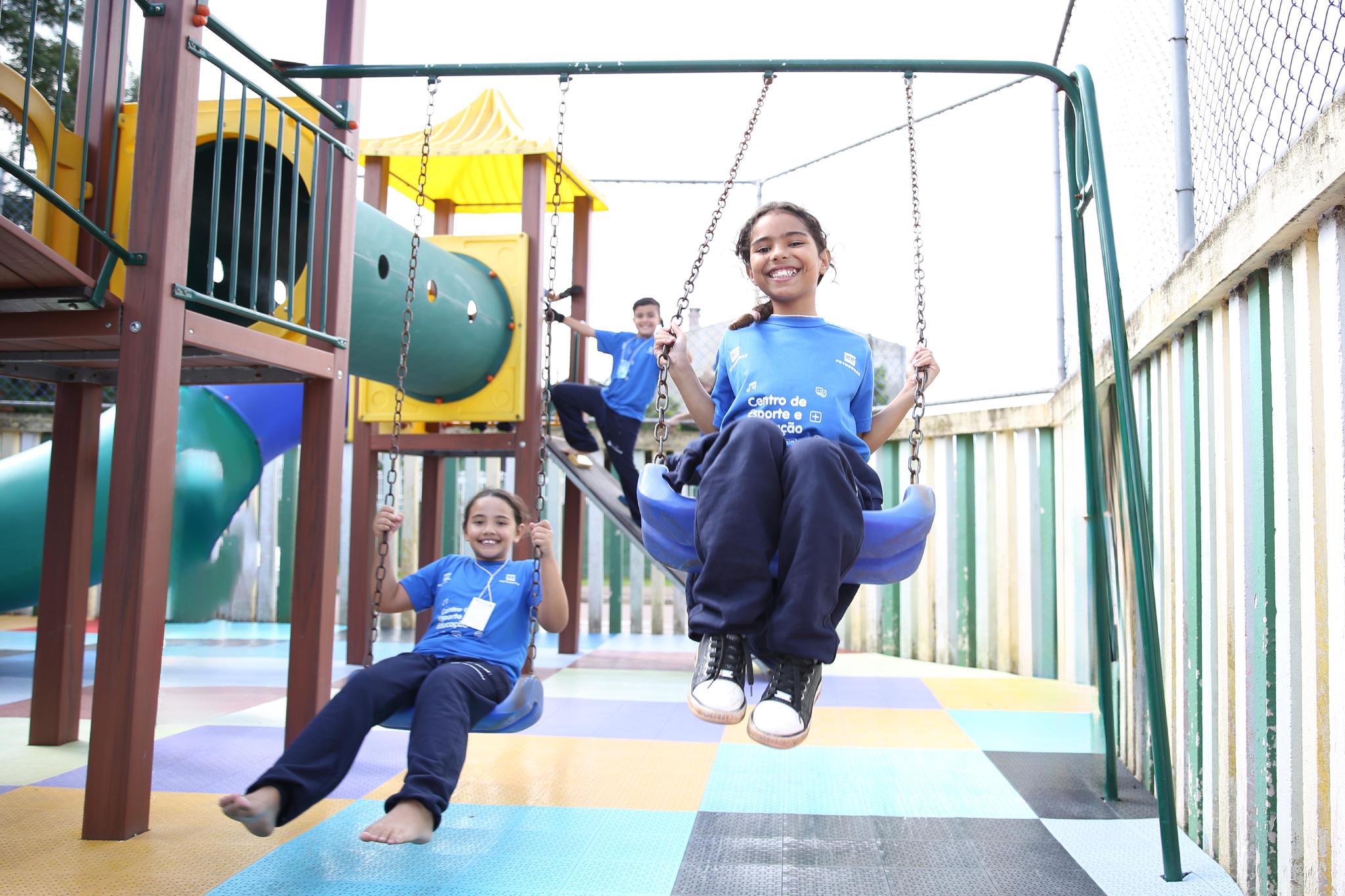 Alunos do Centro de Esporte e Educação brincam